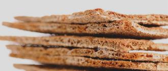 स्तनपान के दौरान रोटी: अनुमत और निषिद्ध खाद्य पदार्थों की सूची, बच्चे पर प्रभाव, समीक्षा